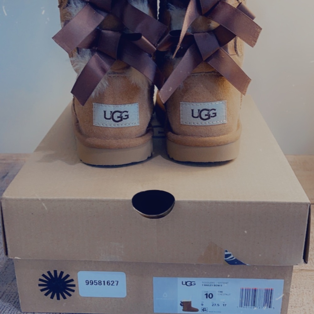 UGG toddler T Bailey Bow size 10 US
